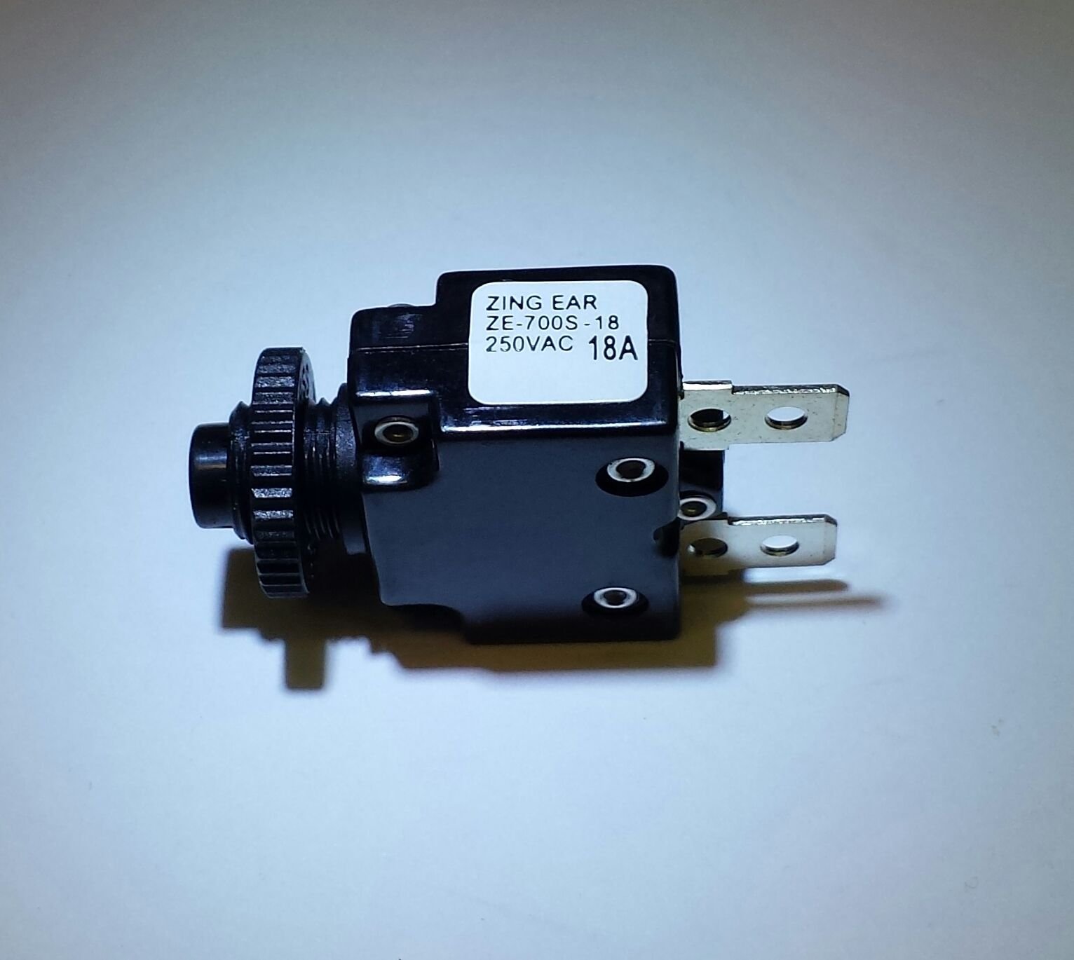 구아어 CBK Supply - ZE700S-18A Zing Ear Thermal Circuit Breaker